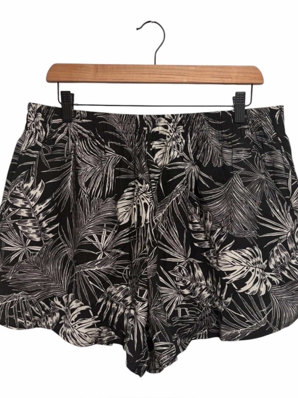 Ardene Women’s Black & White/Cream Tropical Print High Waist Shorts Pockets